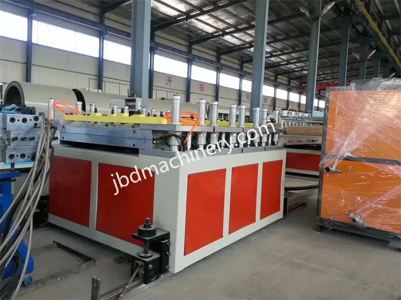 Производственная линия вспененных панелей из ПВХ (древесно-пластикового композита) с кожурной поверхностью (10)