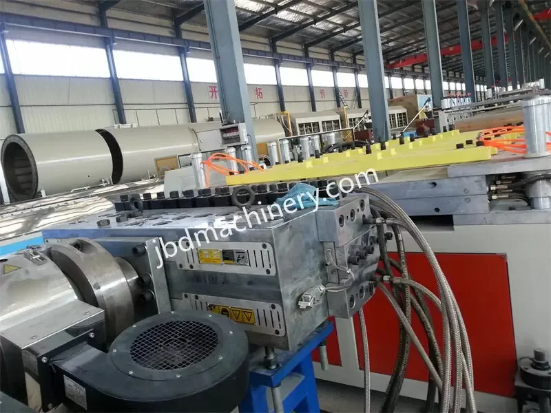 Производственная линия вспененных панелей из ПВХ (древесно-пластикового композита) с кожурной поверхностью (9)